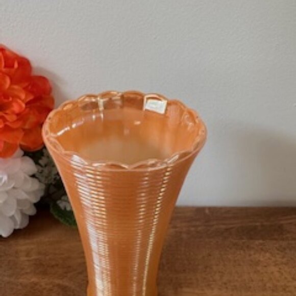 Fire King Peach Lustre‎ Vase Ribbed Mid-Century Vintage Milk Glass Flower Vase - Picture 2 of 4